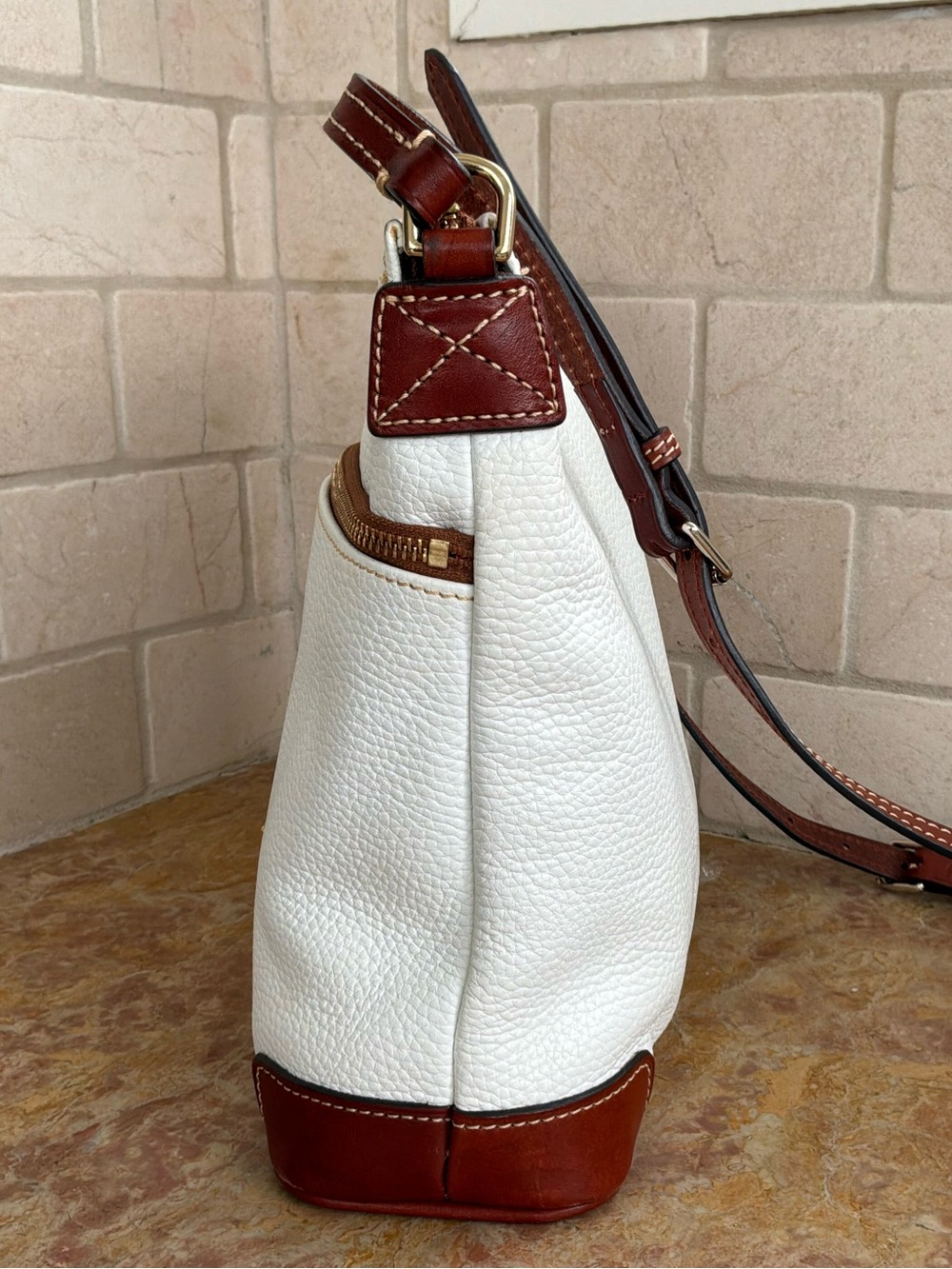 💐 Dooney & Bourke Pebble Grain Leather Zip Crossbody Bag – White & Tan J13913205 - Picture 5 of 16